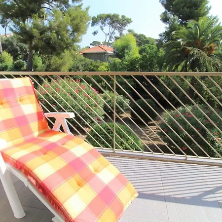 La Cigale Sanaryenne Classe 4 Etoiles Face A Un Jardin Mediterraneen *